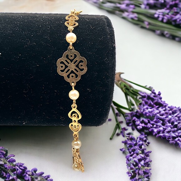 Avon Gold Plated Lace Carved "Love Window" Decoration Imitation Pearl Bracelet - Picture 1 of 9
